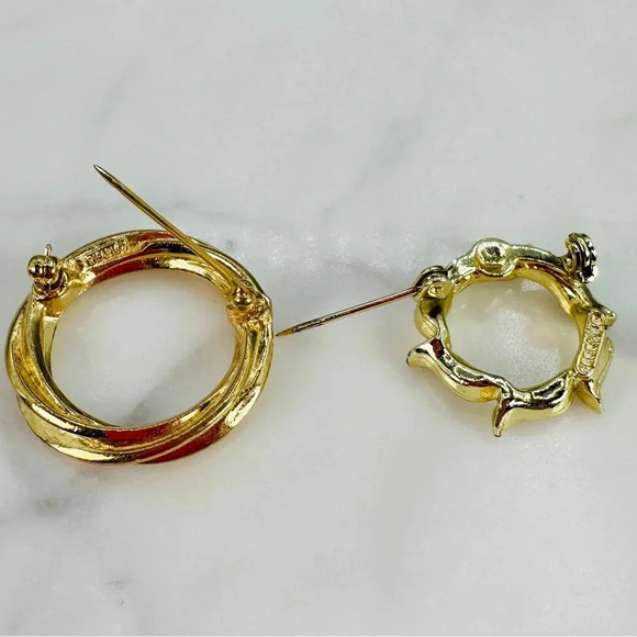 Vintage Circle Brooch Pins Crown Trifari and Gerrys Gold Tone Set of 2 5… - Picture 5 of 11